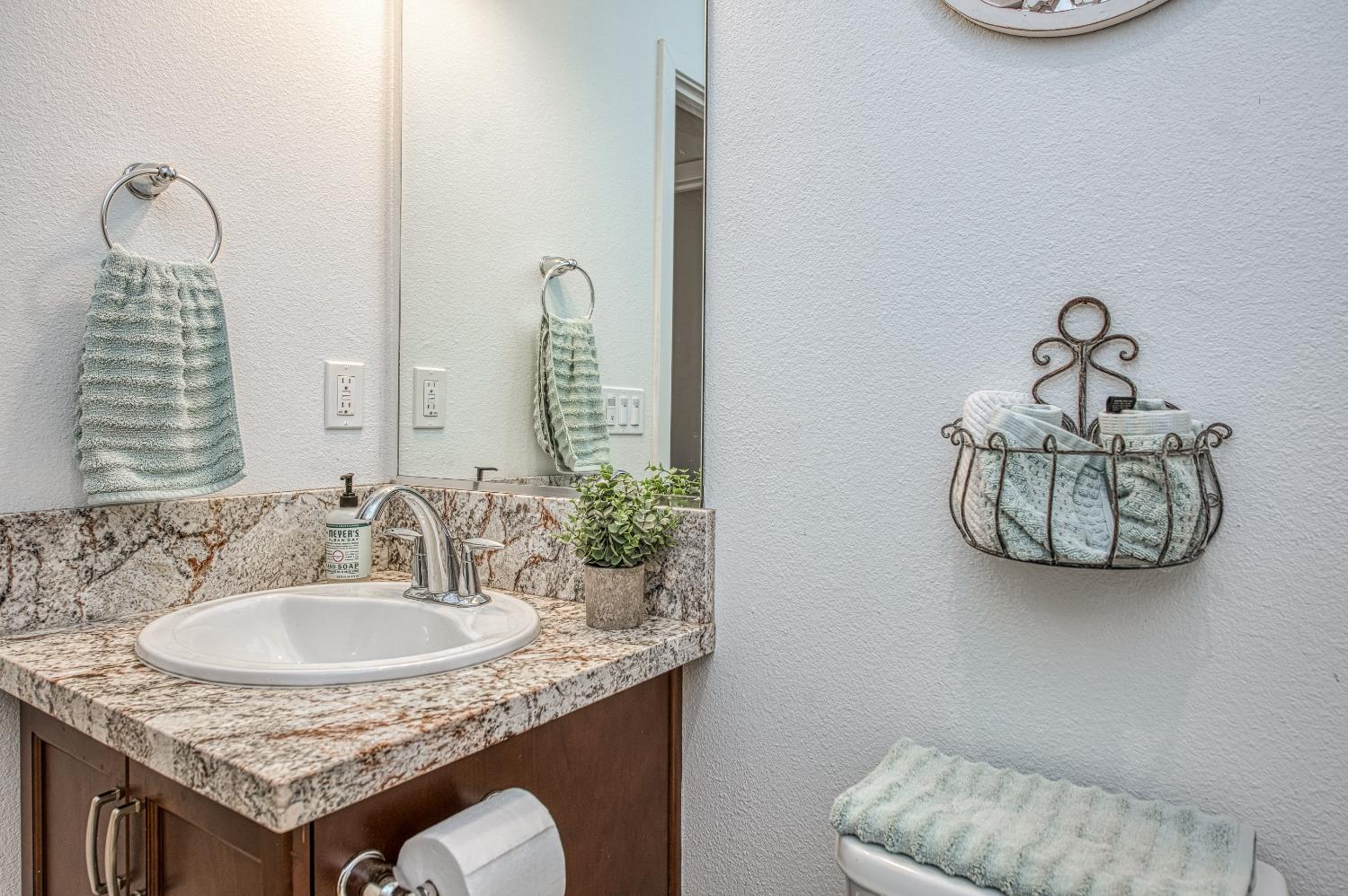 4534 Hillside Rd, Madera, CA 93636