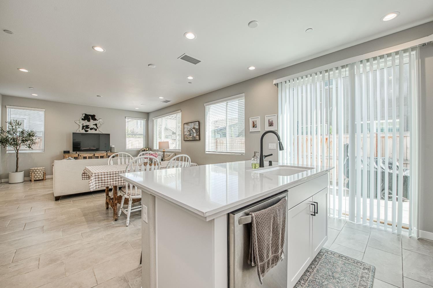 738 Katelyn Ave, Madera, CA 93636